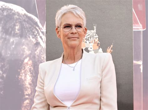 Jamie Lee Curtis Stuns in Naked Spooky Bathtub Throwback。